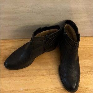 Naturalizer N5
Contour black leather ankle boots.